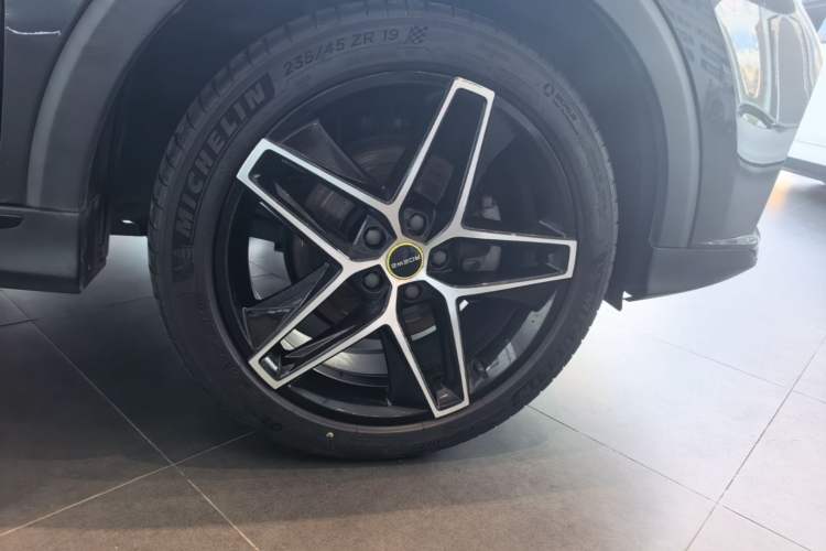 Used Roewe RX5 2021 PLUS 330TGI Automatic National Trend Intelligent Deluxe Edition Right Front Wheel Hub