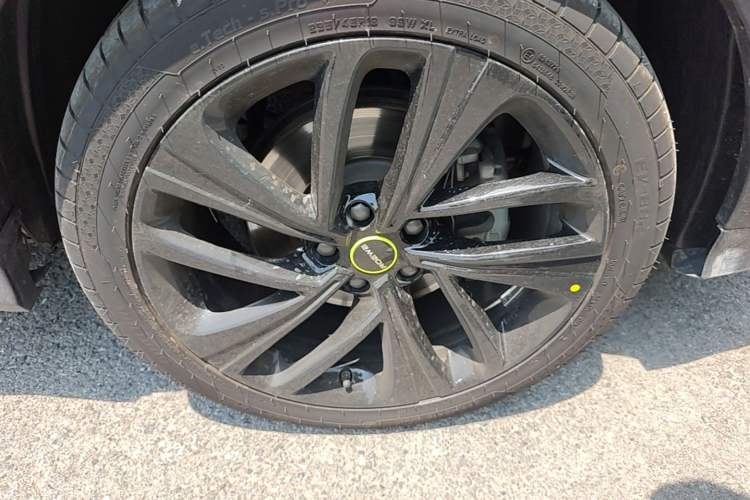 Used Roewe RX5 2021 PLUS 330TGI Automatic National Trend Intelligent Deluxe Edition Right Front Wheel Hub