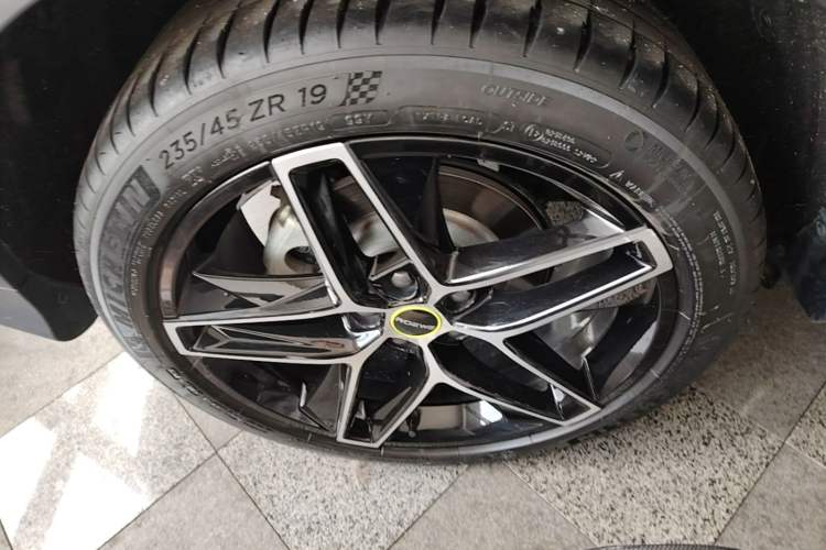 Used Roewe RX5 2021 PLUS 330TGI Automatic National Style Smart Enjoyment Edition Right Rear Wheel Hub