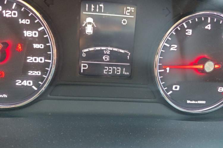 Used Roewe RX5 2022 330TGI Automatic National Style Edition Odometer Close Up