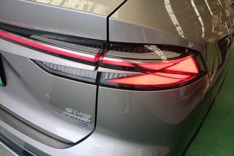 Used Roewe RX5 2023 1.5T Luxury Sliding-Screen Version Right Rear Taillight