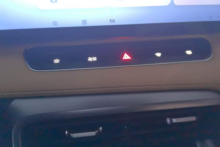 Used Roewe RX5 2023 1.5T Luxury Sliding-Screen Version Audio And AC Panel