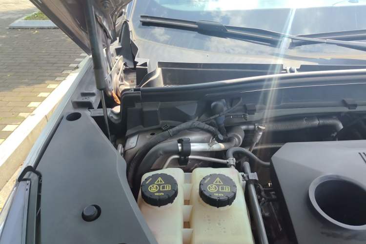 Used Roewe RX5 2023 1.5T Elite Edition Engine Bay Right