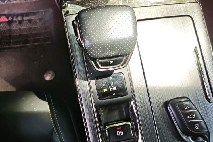 Used Roewe RX5 2023 PLUS 330TGI Automatic Trendsetting Smart Edition Gear Lever