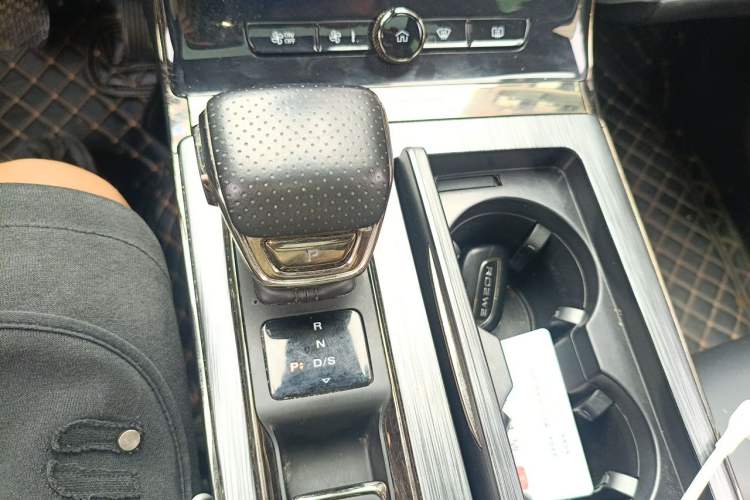 Used Roewe RX5 2023 PLUS 330TGI Automatic Trendsetting Smart Edition Gear Lever