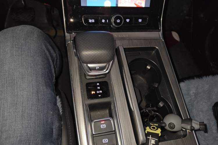 Used Roewe RX5 2023 PLUS 330TGI Automatic Trendsetting Smart Edition Gear Lever