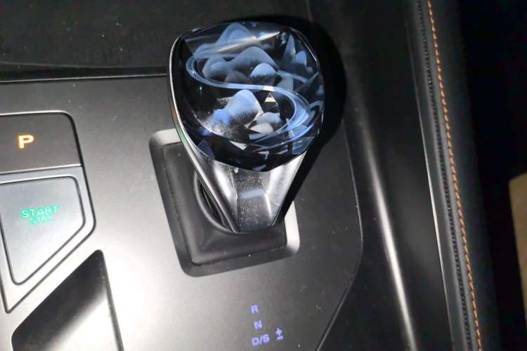 Used Roewe RX5 2023 PLUS 330TGI Automatic Trendsetting Smart Edition Gear Lever