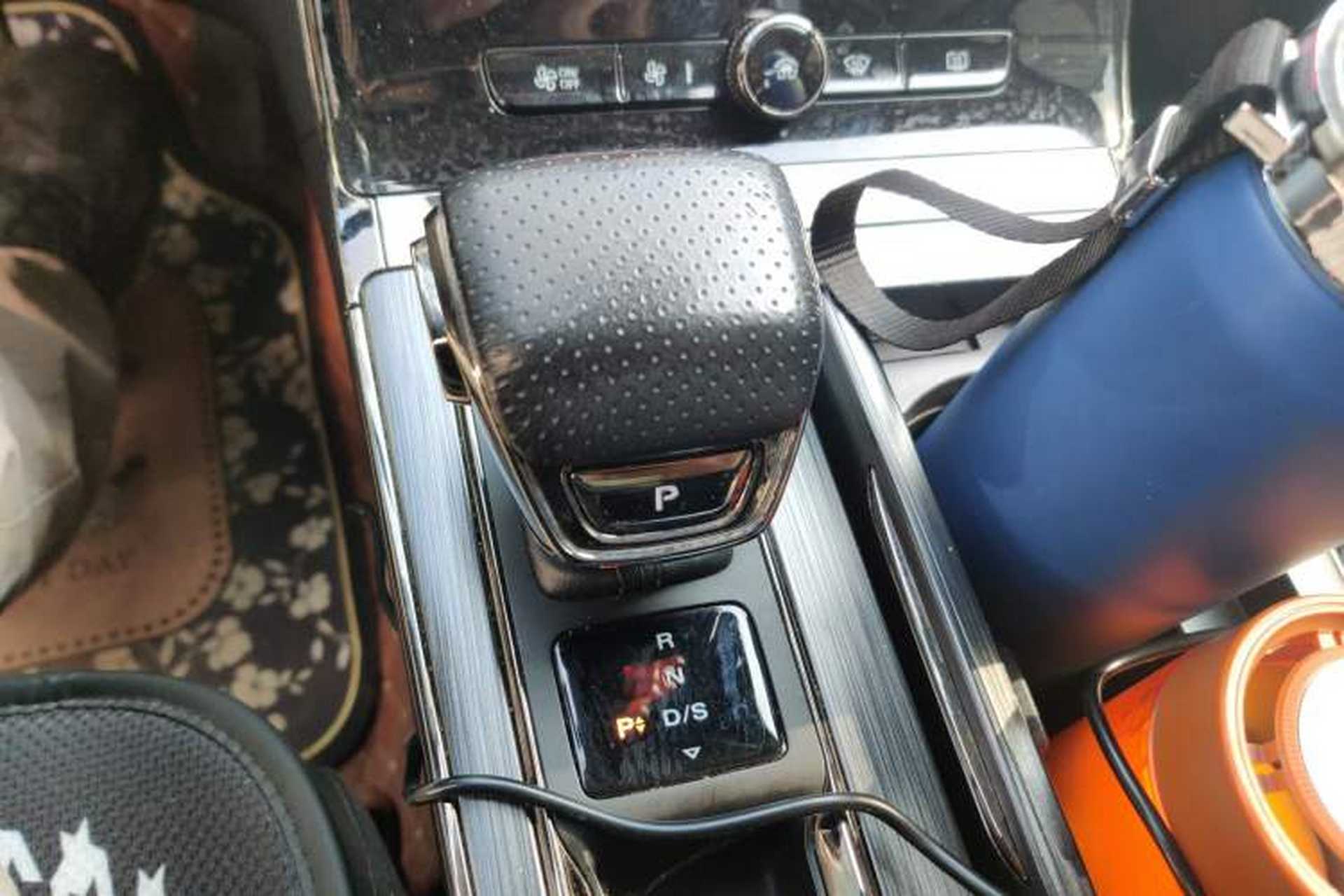 Used Roewe RX5 2023 PLUS 330TGI Automatic Trendsetting Smart Edition Gear Lever