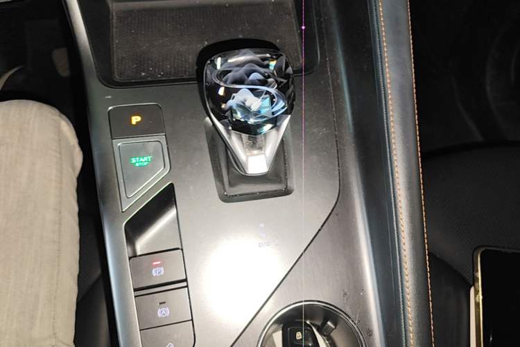 Used Roewe RX5 2023 1.5T Prestige Sliding-Screen Version Gear Lever