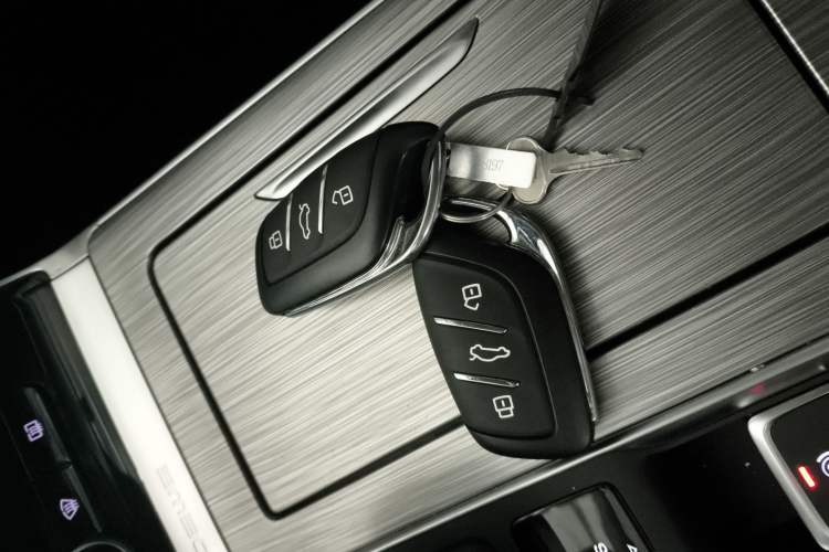 Used Roewe RX5 2023 PLUS 330TGI Automatic Trendsetting Smart Edition Interior 1