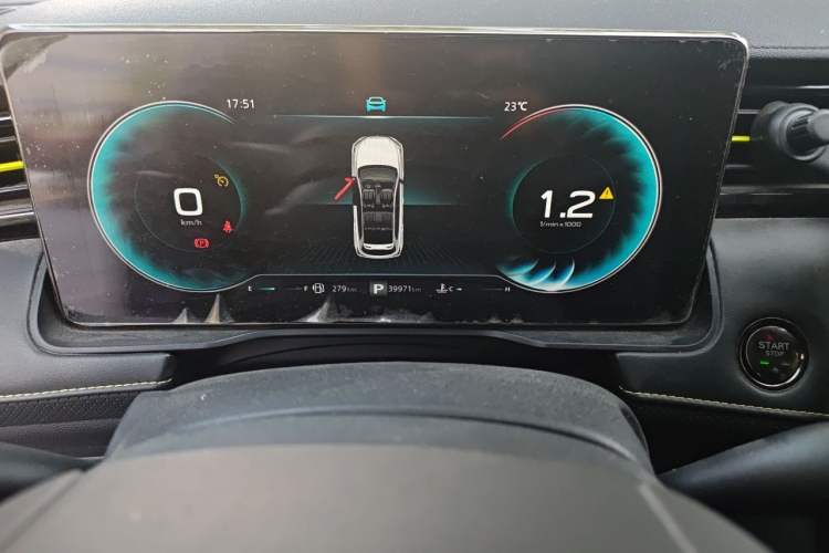 Used Roewe RX5 2023 PLUS 330TGI Automatic Trendsetting Smart Edition Odometer Close Up