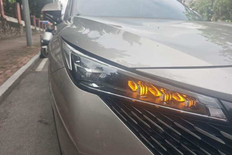 Used Roewe RX5 2023 1.5T Prestige Sliding-Screen Version Right Front Headlight