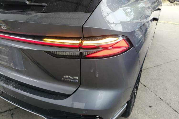 Used Roewe RX5 2023 1.5T Luxury Sliding-Screen Version Right Rear Taillight