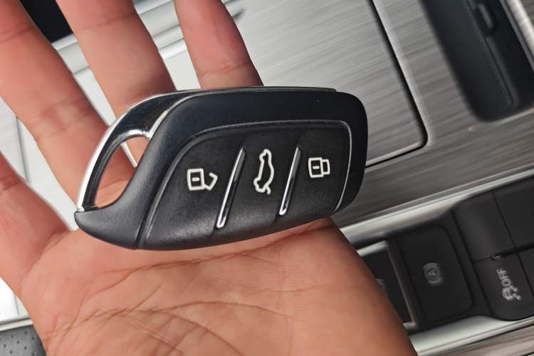 Used Roewe RX5 2023 PLUS 330TGI Automatic Trendsetting Smart Edition Vehicle Key