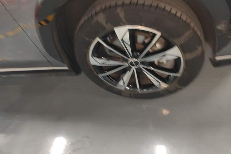 Used Roewe RX5 2023 1.5T Luxury Sliding-Screen Version Right Front Wheel Hub