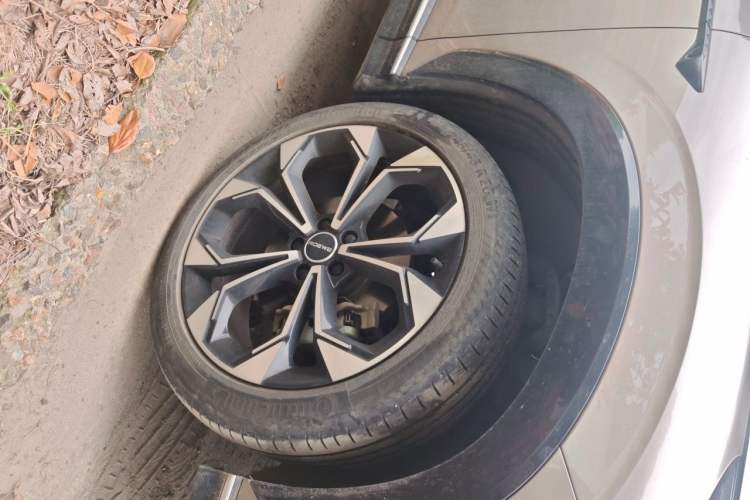 Used Roewe RX5 2023 1.5T Prestige Sliding-Screen Version Right Front Wheel Hub