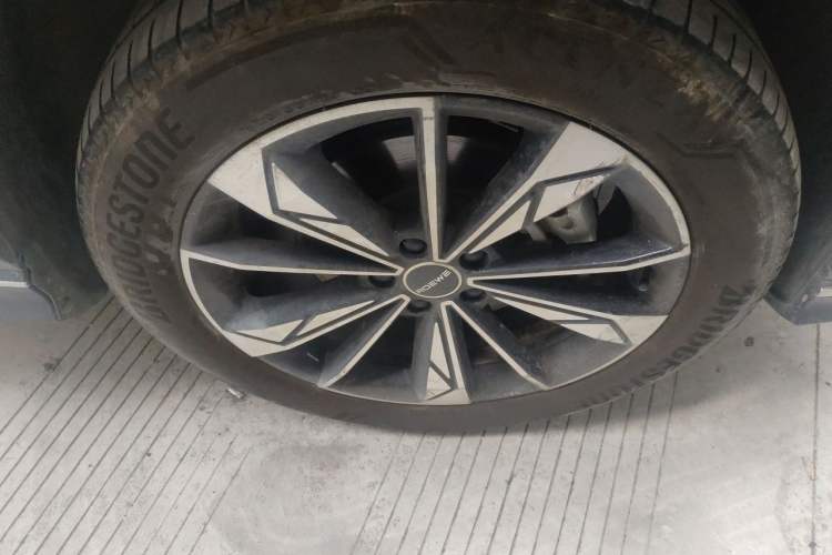 Used Roewe RX5 2023 1.5T Luxury Sliding-Screen Version Right Front Wheel Hub