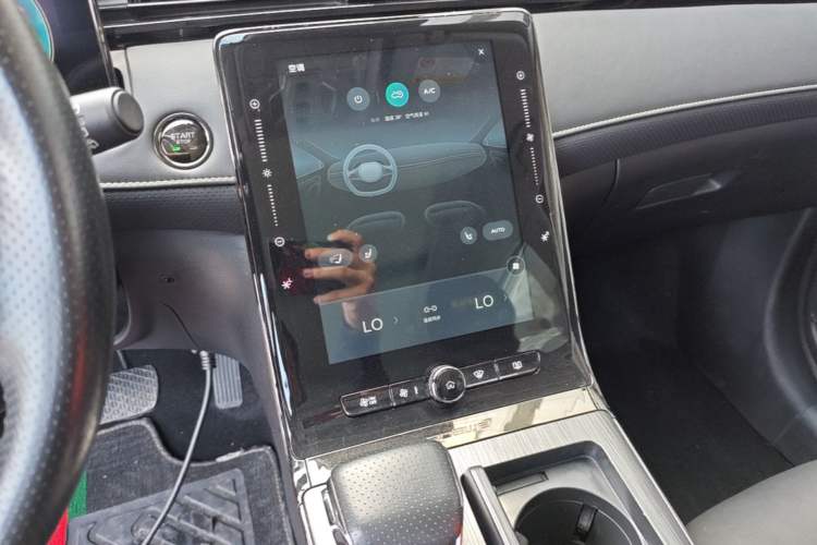 Used Roewe RX5 2023 PLUS 330TGI Automatic Trendsetting Smart Edition Audio And AC Panel