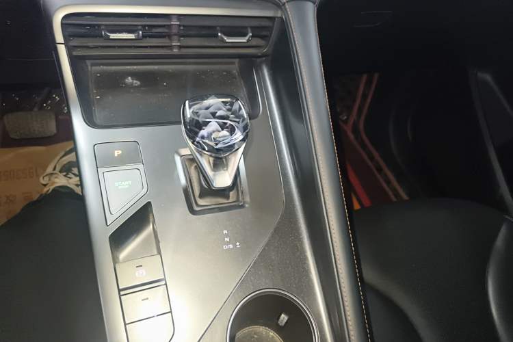 Used Roewe RX5 2023 1.5T Elite Edition Gear Lever