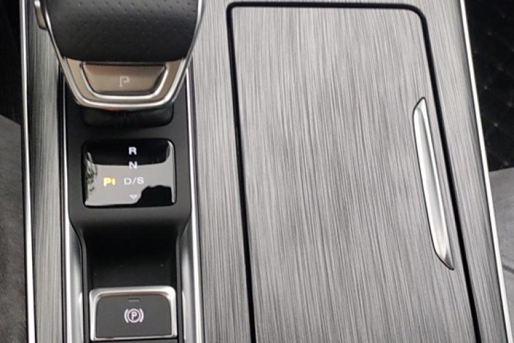 Used Roewe RX5 2023 PLUS 330TGI Automatic Trendsetting Smart Edition Gear Lever