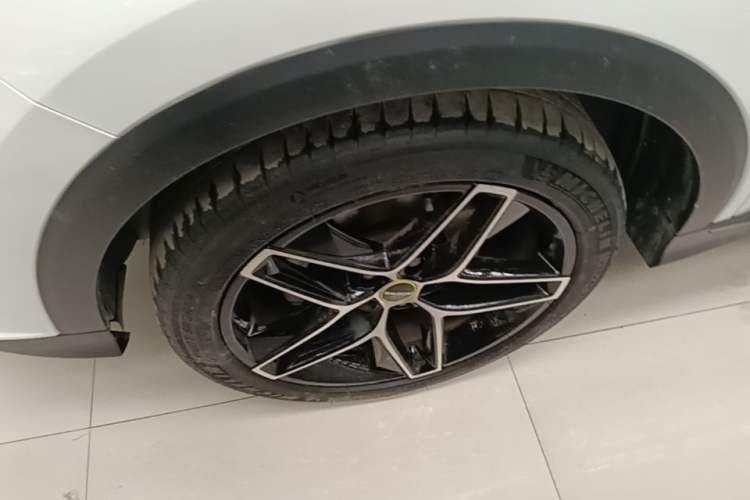 Used Roewe RX5 2023 PLUS 330TGI Automatic Trendsetting Smart Edition Left Front Wheel Hub