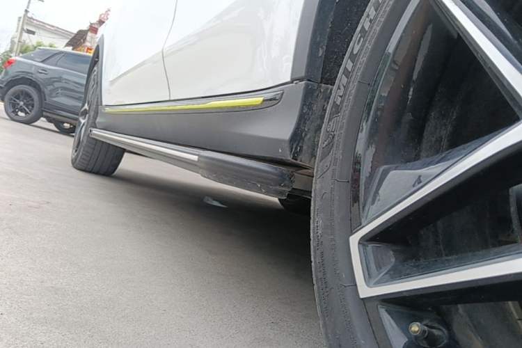 Used Roewe RX5 2023 PLUS 330TGI Automatic Trendsetting Smart Edition Left Side Sill
