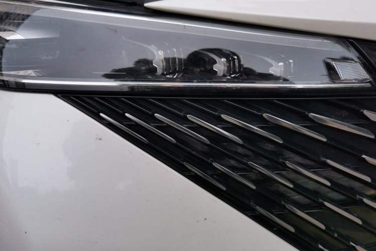 Used Roewe RX5 2023 1.5T Prestige Sliding-Screen Version Right Front Headlight