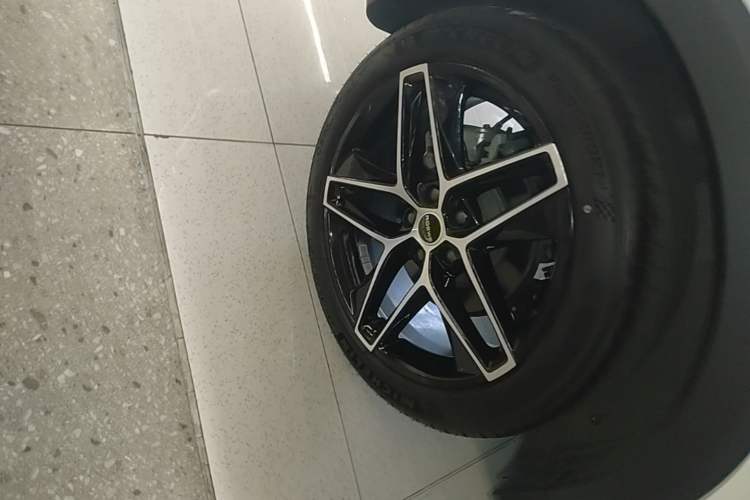 Used Roewe RX5 2023 PLUS 330TGI Automatic Trendsetting Smart Edition Right Rear Wheel Hub