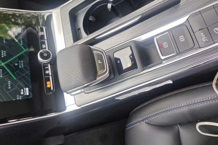Used Roewe RX5 2025 PLUS 330TGI Automatic Trendsetting Smart Edition Gear Lever