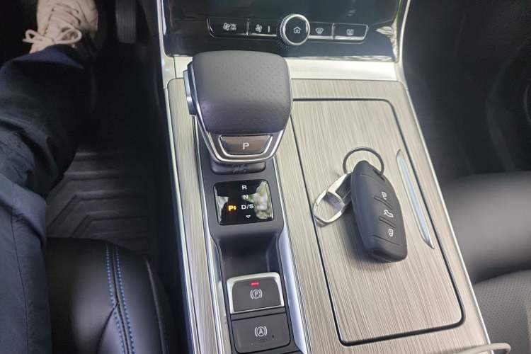 Used Roewe RX5 2025 PLUS 330TGI Automatic Trendsetting Smart Edition Gear Lever