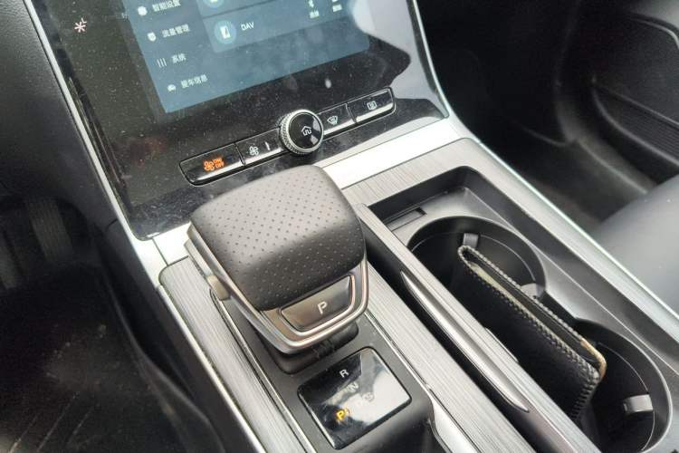 Used Roewe RX5 2025 PLUS 330TGI Automatic Trendsetting Smart Edition Gear Lever