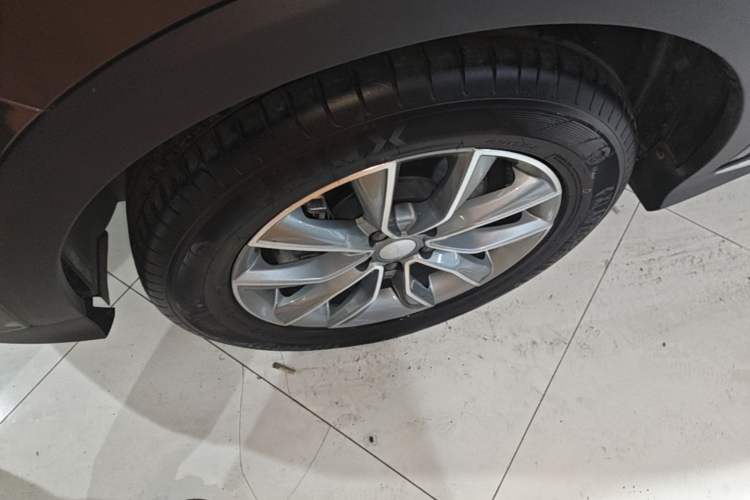 Used Roewe RX5 2025 PLUS 330TGI Automatic Trendsetting Smart Edition Left Front Wheel Hub