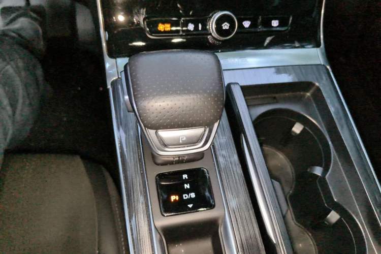 Used Roewe RX5 2025 PLUS 330TGI Automatic Trendsetting Smart Edition Gear Lever