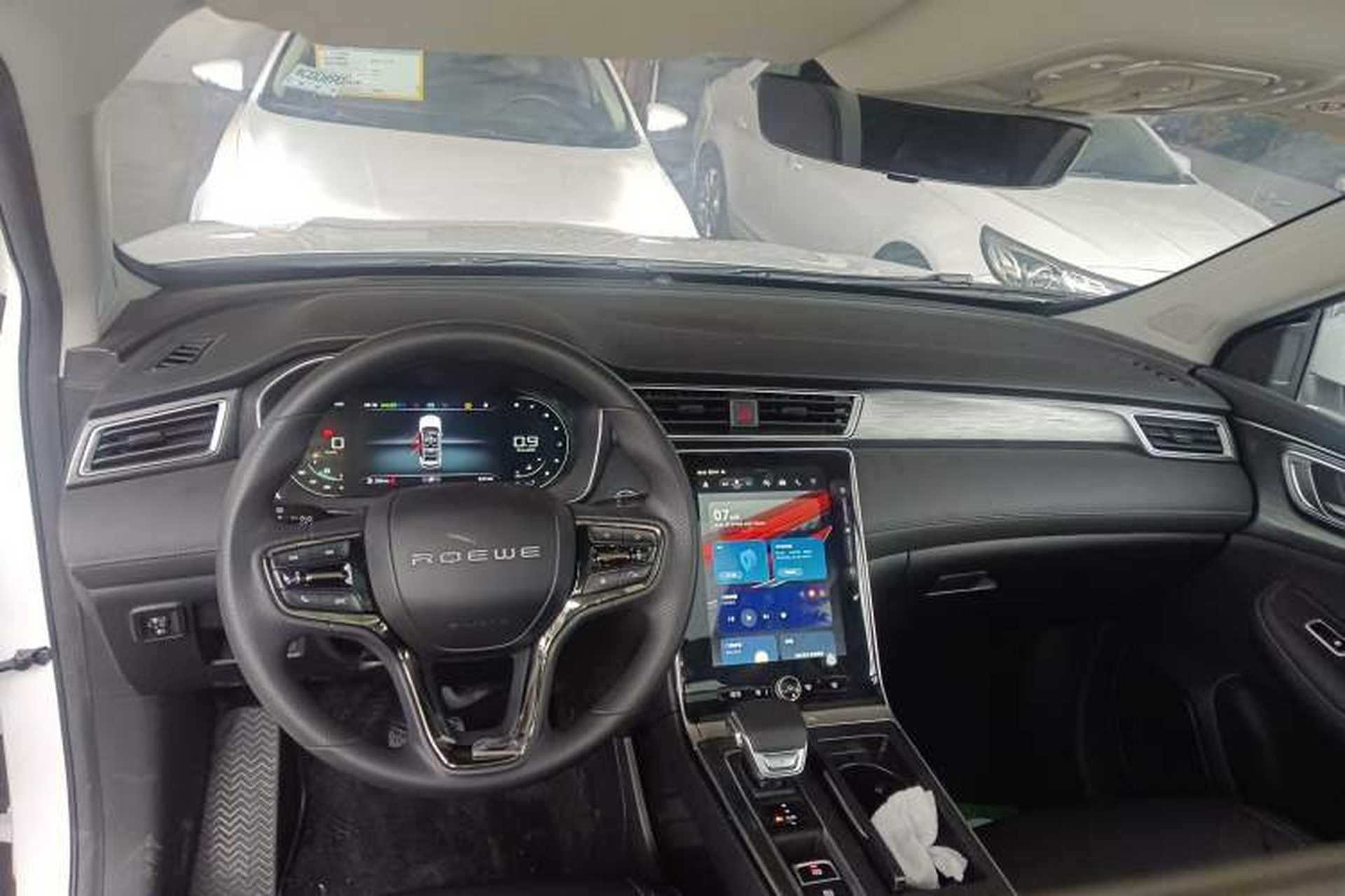Used Roewe RX5 2025 PLUS 330TGI Automatic Trendsetting Smart Edition Center Console