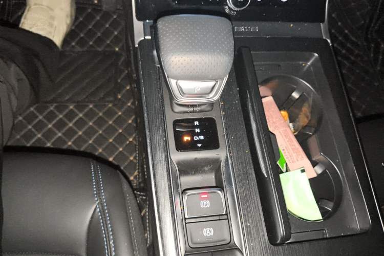 Used Roewe RX5 2025 PLUS 330TGI Automatic Trendsetting Smart Edition Gear Lever