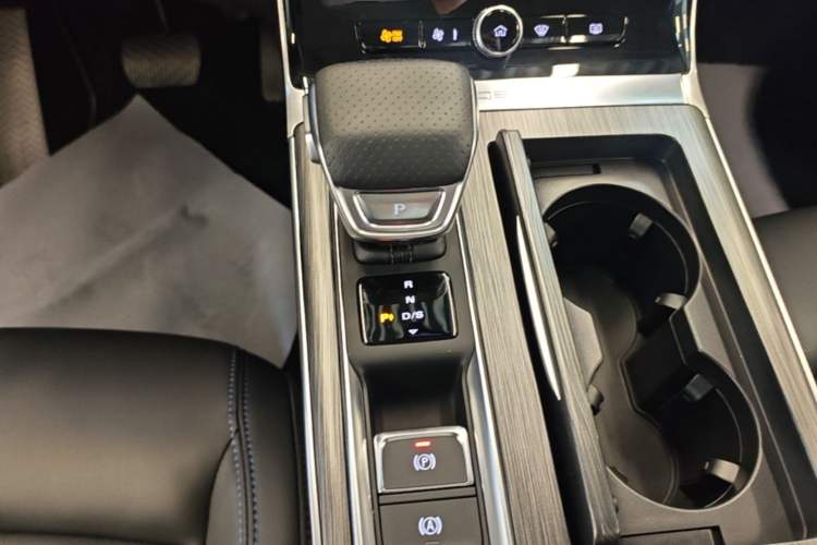 Used Roewe RX5 2025 PLUS 330TGI Automatic Trendsetting Smart Edition Gear Lever