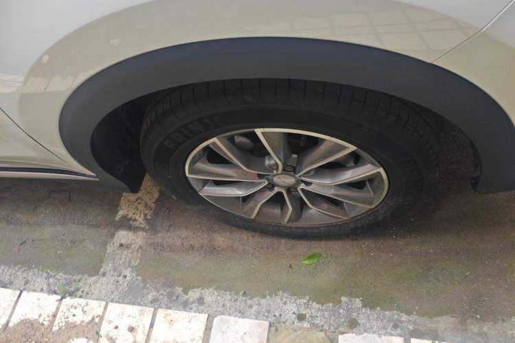 Used Roewe RX5 2025 PLUS 330TGI Automatic Trendsetting Smart Edition Right Front Wheel Hub