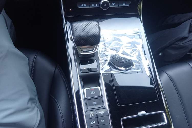 Used Roewe RX5 eMAX 2020 500 PHEV 4G-Connected Luxury Edition Gear Lever