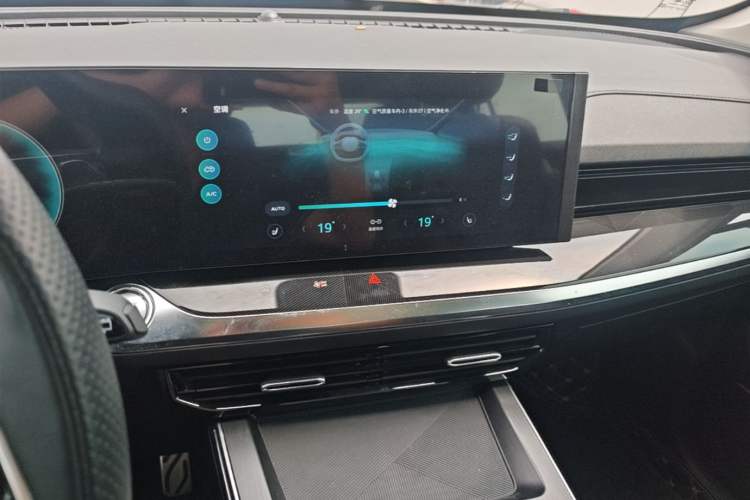 Used Roewe RX5 eMAX 2022 1.5T PHEV Fearless Prestige Edition Audio And AC Panel