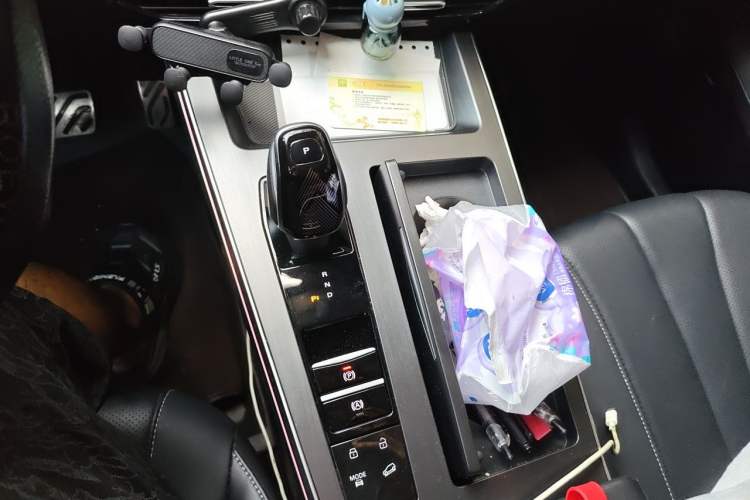 Used Roewe RX5 eMAX 2022 1.5T PHEV Fearless Prestige Edition Gear Lever