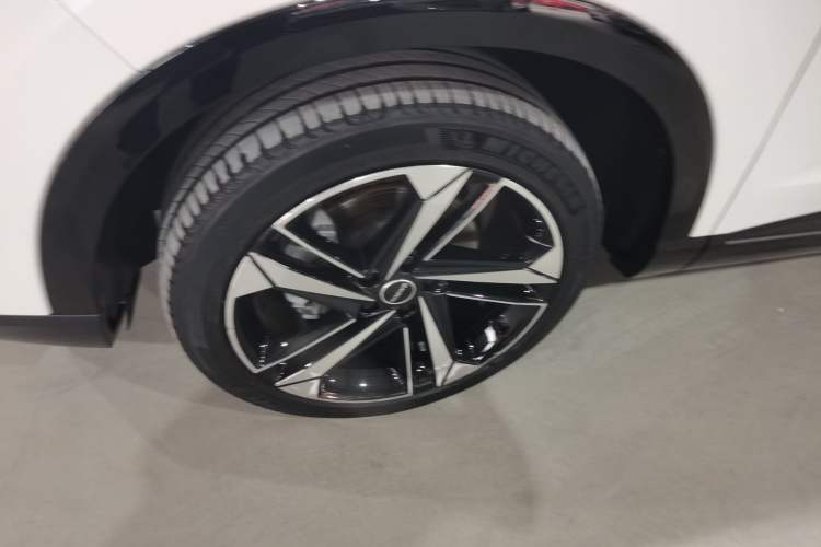 Used Roewe RX5 eMAX 2022 1.5T PHEV Fearless Deluxe Edition Left Front Wheel Hub