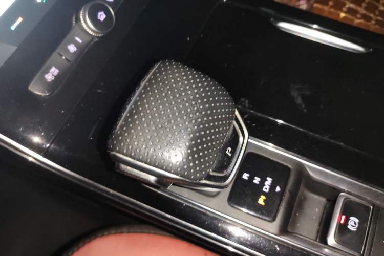 Used Roewe RX5 MAX 2019 300TGI Automatic 4G Connect Luxury Edition Gear Lever