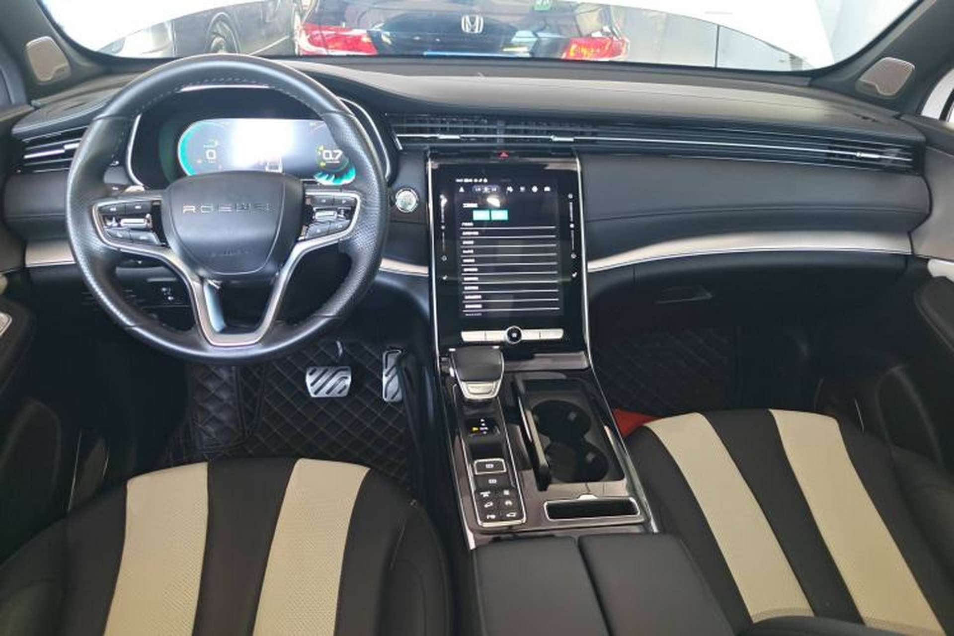 Used Roewe RX5 MAX 2019 400TGI Automatic All-Wheel Drive Smart Cabin Supreme Edition Center Console