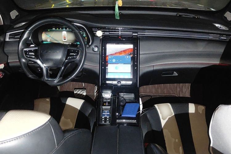 Used Roewe RX5 MAX 2019 400TGI Automatic All-Wheel Drive Smart Cabin Supreme Edition Center Console