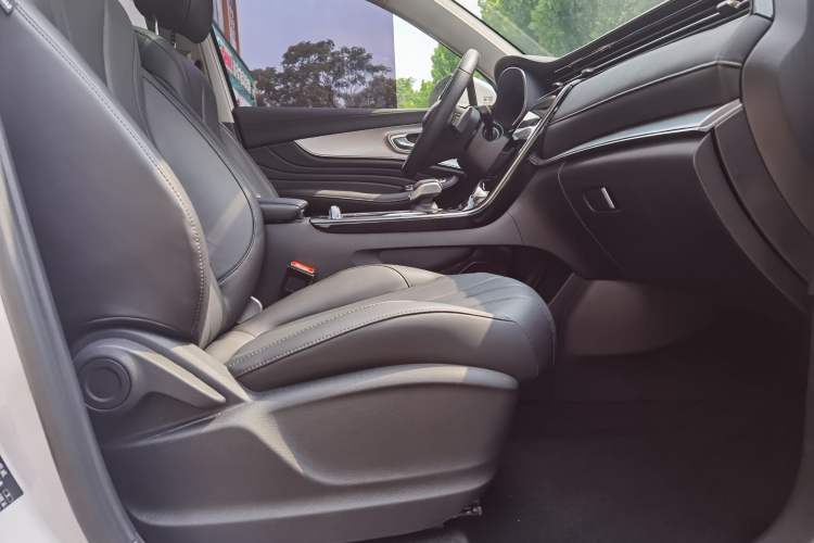 Used Roewe RX5 MAX 2019 300TGI Automatic Smart Cabin Luxury Edition Interior 3