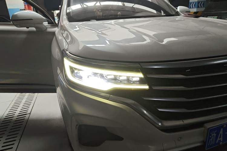 Used Roewe RX5 MAX 2019 300TGI Automatic Intelligent Driving Health Cabin Edition Right Front Headlight