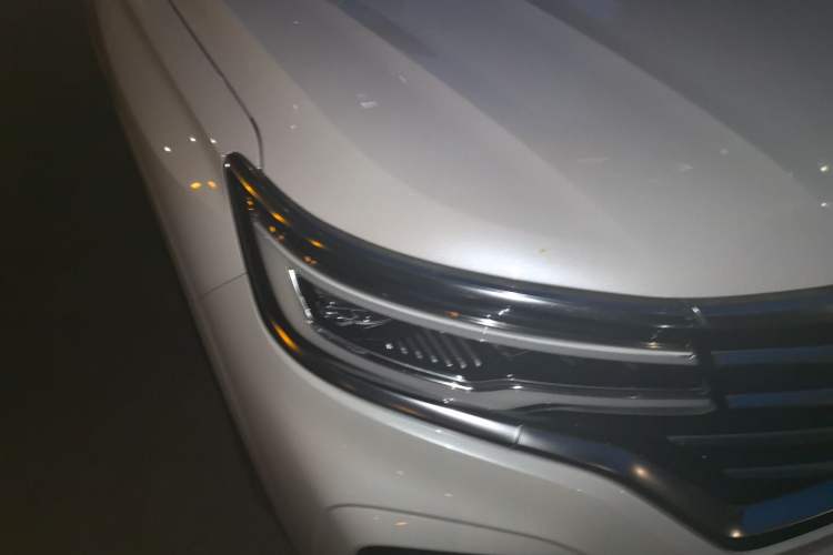 Used Roewe RX5 MAX 2019 300TGI Automatic 4G Connect Luxury Edition Right Front Headlight