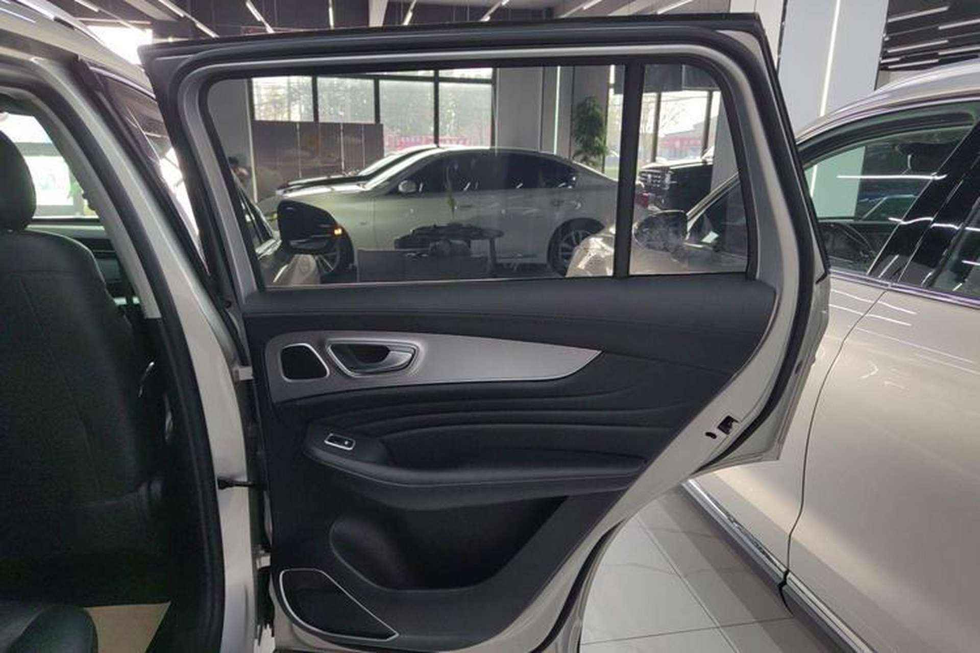 Used Roewe RX5 MAX 2021 Supreme Series 400TGI Automatic Luxury Cabin Edition Right Rear Door Interior