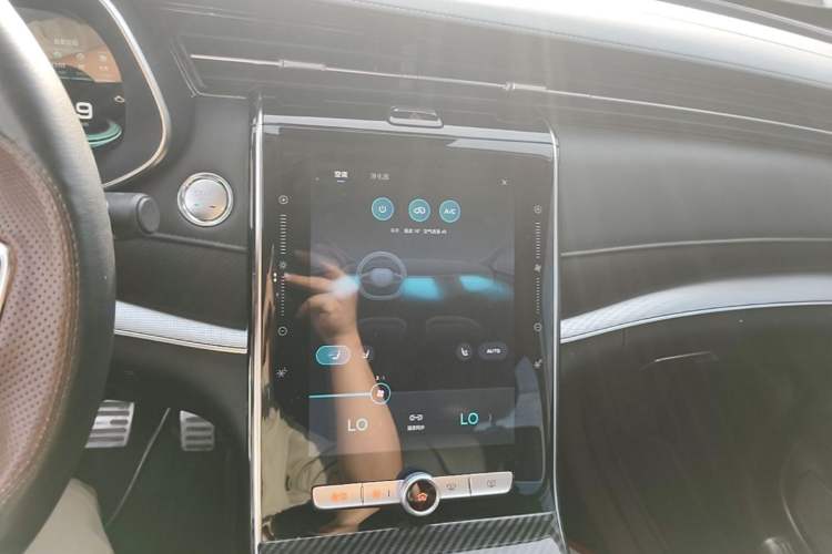 Used Roewe RX5 MAX 2021 Supreme Series 400TGI Automatic Smart Cabin Prestige Edition Audio And AC Panel