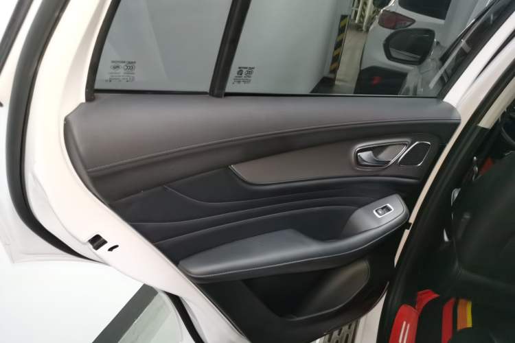 Used Roewe RX5 MAX 2021 Supreme Series 400TGI Automatic Luxury Cabin Edition Interior 8